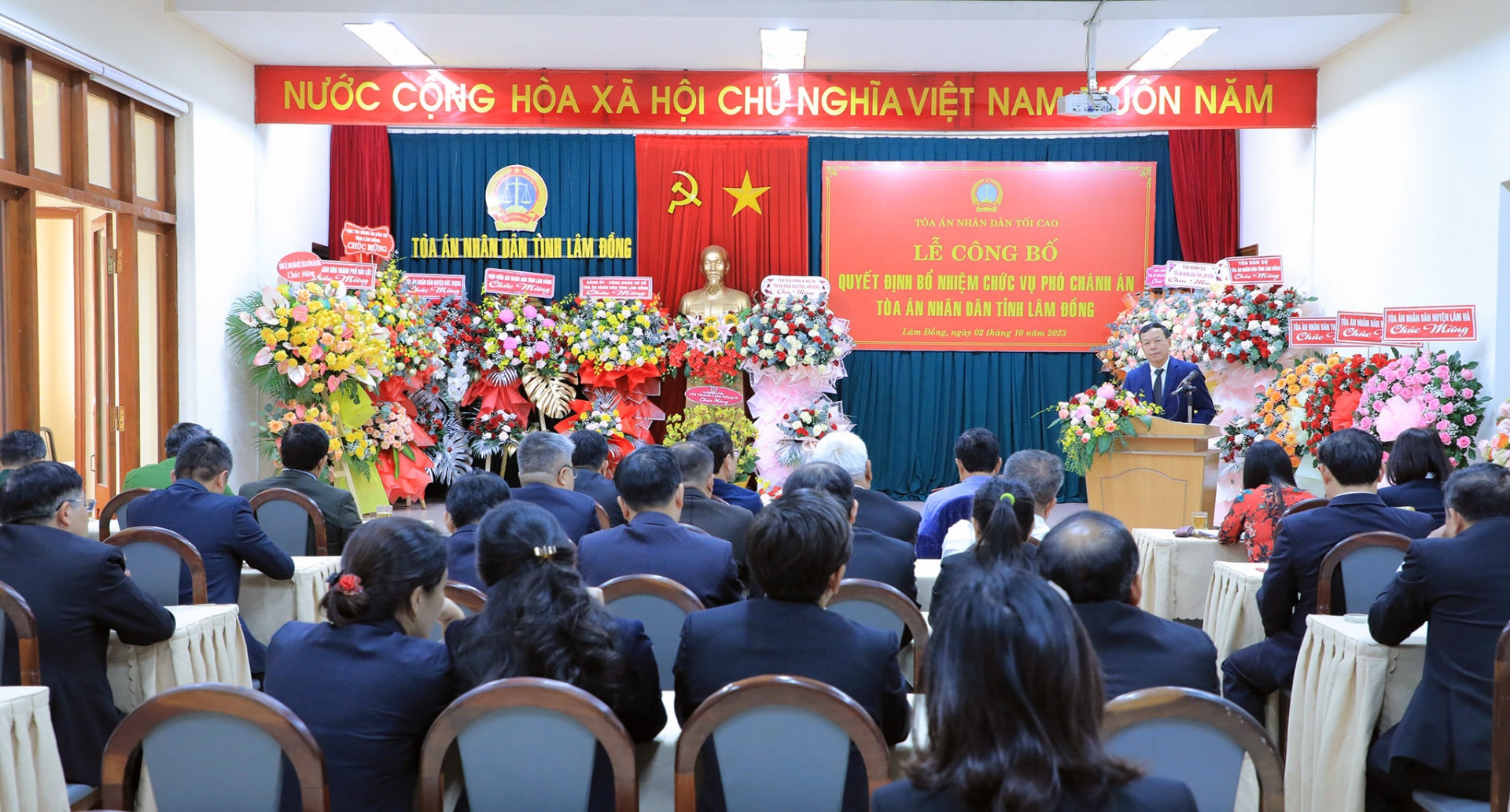Quang cảnh buổi lễ Công bố và trao quyết định bổ nhiệm Phó Chánh án TAND tỉnh Lâm Đồng