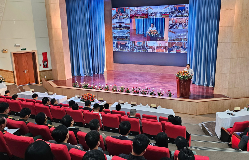 Đồng chí Nguyễn Tri Thức - Vụ trưởng, Trưởng ban Chuyên san và Chuyên đề Tạp chí Cộng sản với chuyên đề công tác phát ngôn, cung cấp thông tin cho báo chí và xử lý khủng hoảng truyền thông tại đầu cầu Trung tâm Hành chính tỉnh