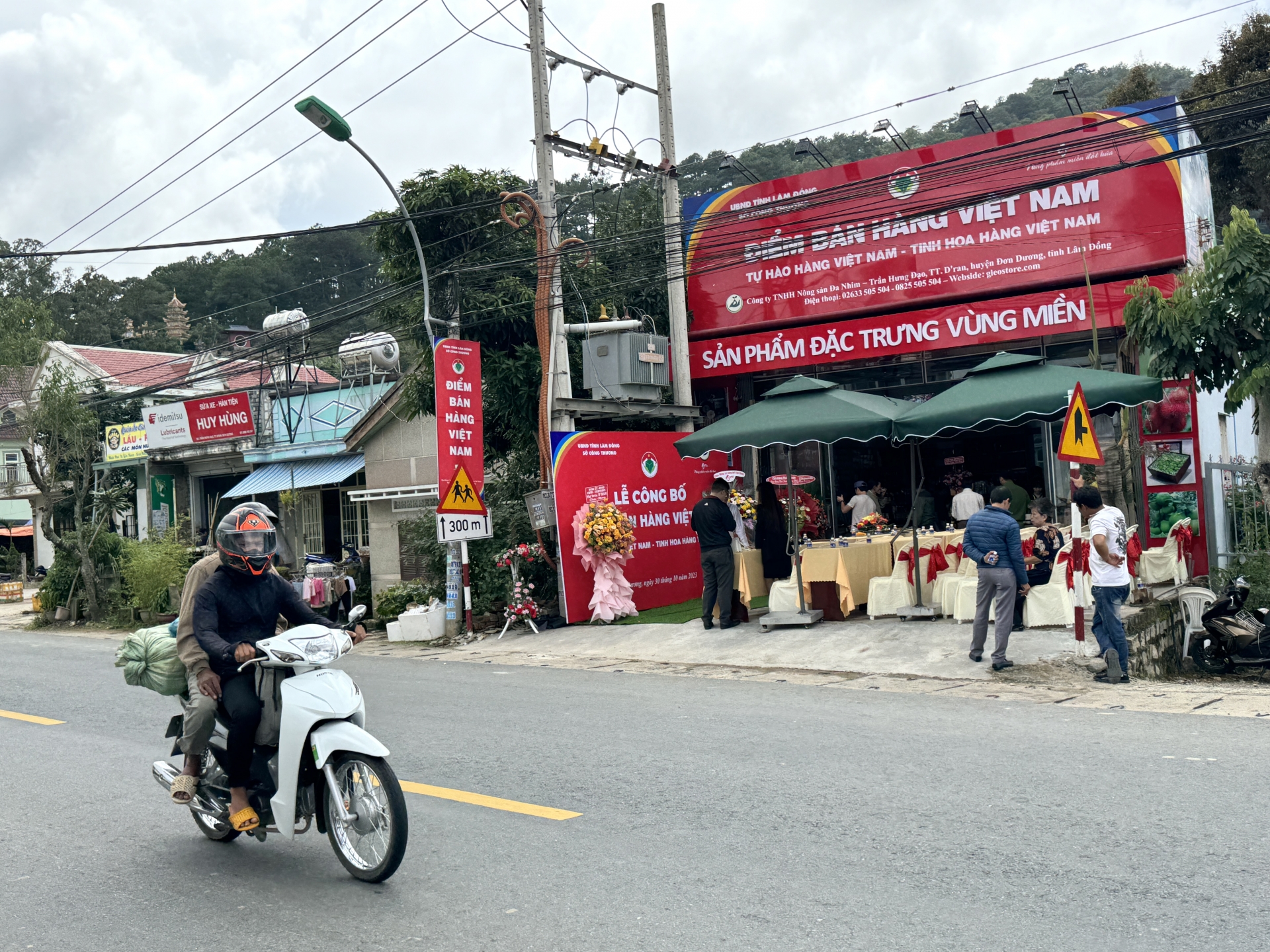 Điểm bán hàng Việt Nam nằm trên tuyến quốc lộ 27