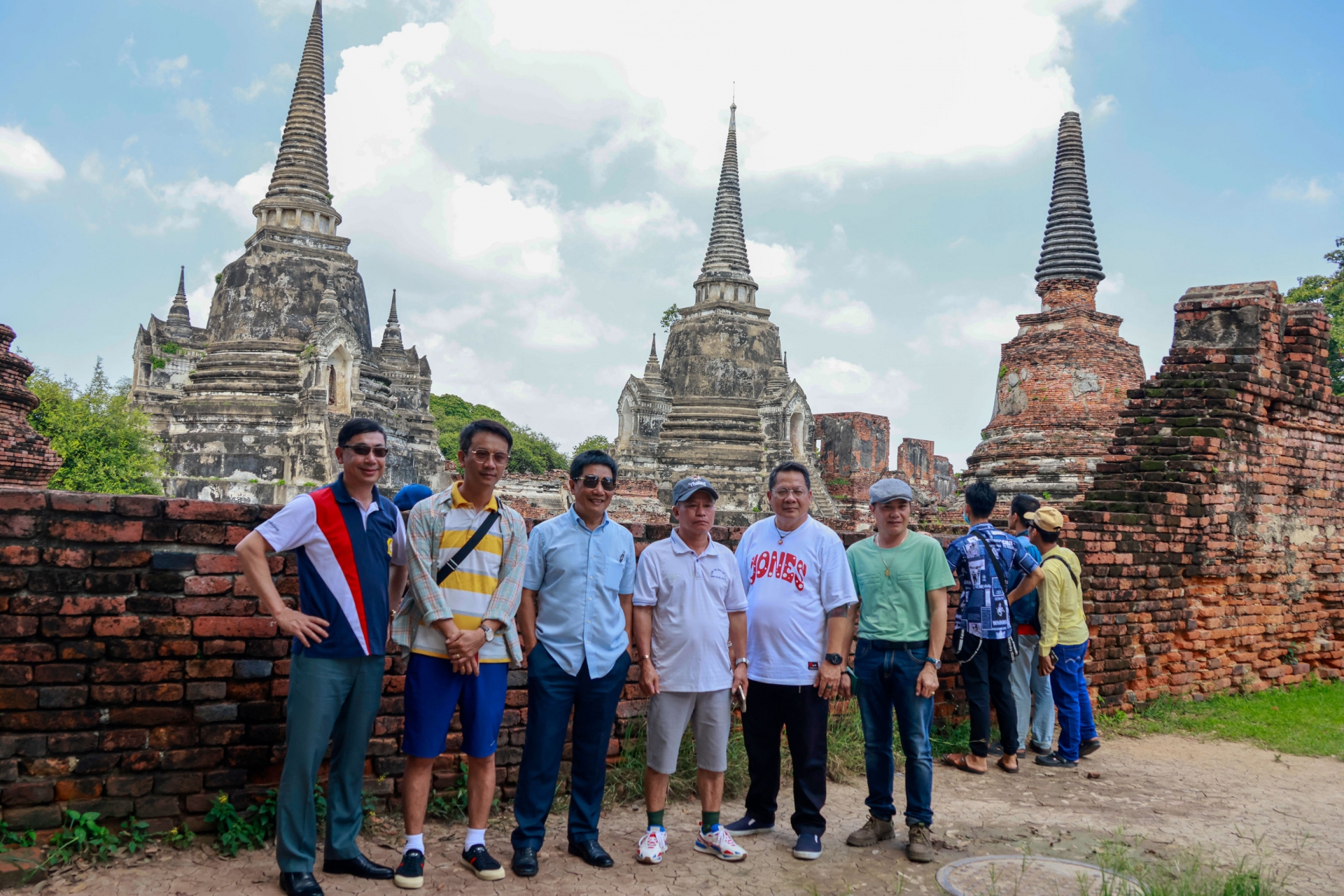 Chụp hình lưu niệm ở thành phố cổ Ayutthaya – thành phố di sản thế giới.