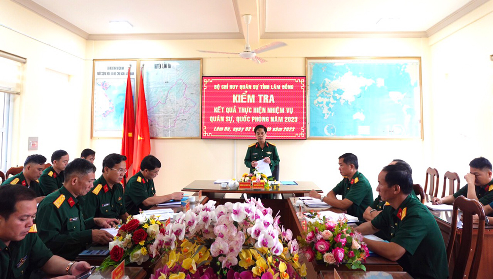 Đại tá Nguyễn Bình Sơn - Chỉ huy trưởng Bộ CHQS tỉnh kết luận kiểm tra tại Ban CHQS huyện Lâm Hà