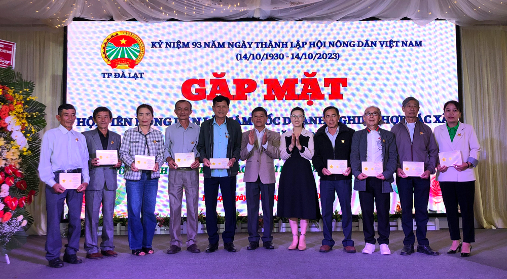 Các hội viên được trao tặng Kỷ niệm chương Vì giai cấp nông dân Việt Nam