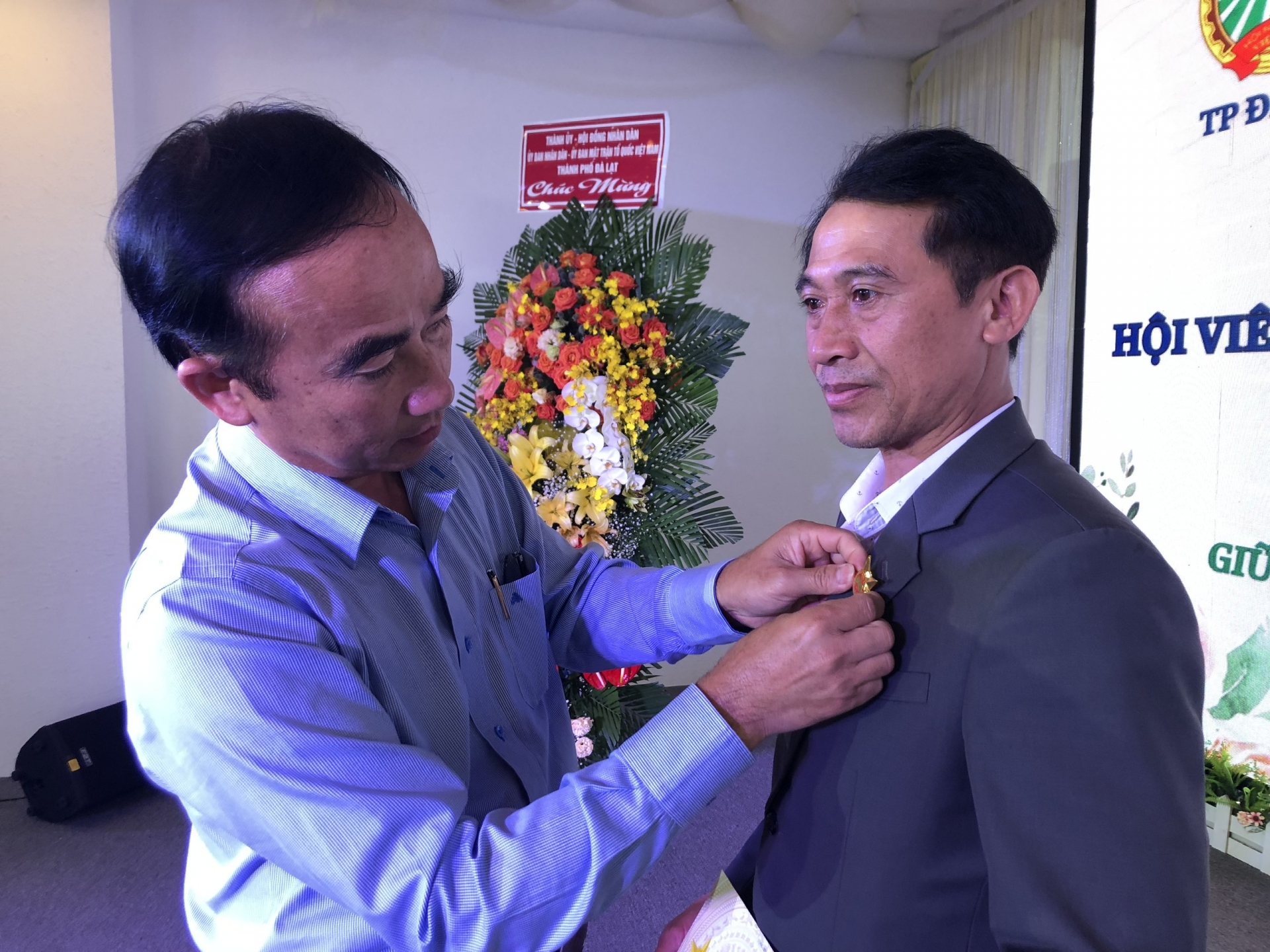 Đ/c Bùi Văn Hùng, Phó Chủ tịch HND Việt Nam tỉnh trao Kỷ niệm chương cho hội viên
