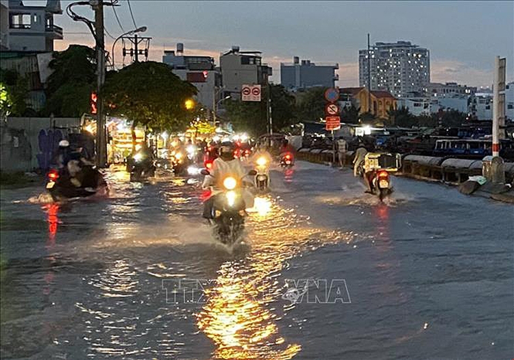 Mưa lớn kèm triều cường gây ngập nặng nhiều tuyến đường TP Hồ Chí Minh