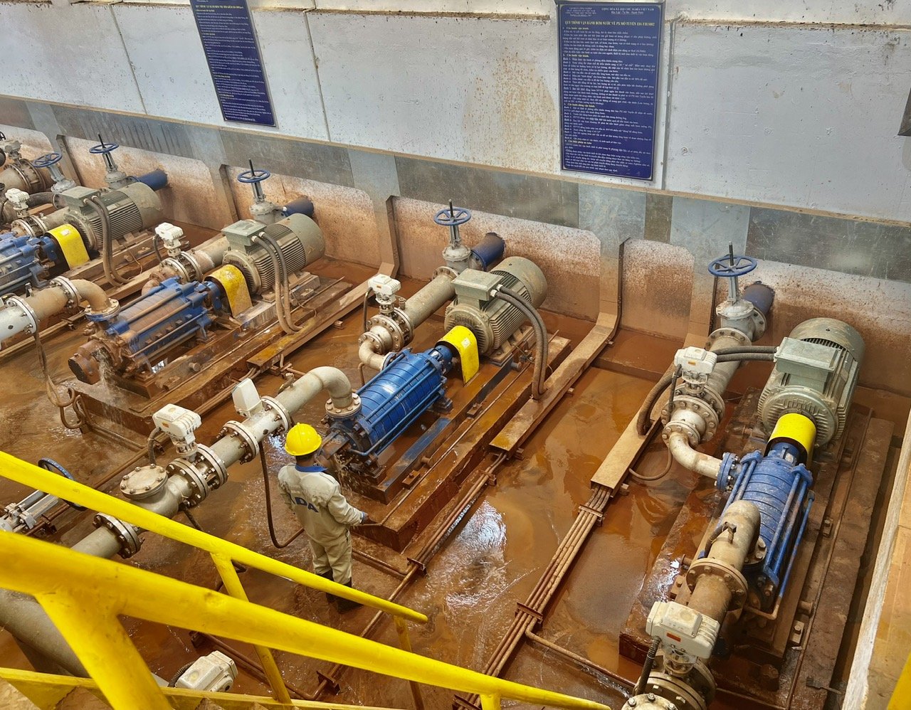 Hệ thống máy bơm tại trạm bơm đảm bảo thu gom và xử lý nước bề mặt của toàn bộ khu vực Nhà máy Alumin