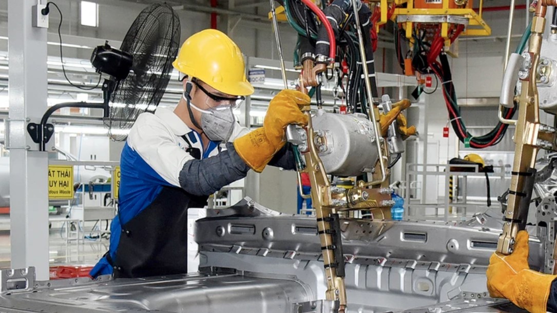 Công nhân Nhà máy sản xuất, lắp ráp ô-tô Hyundai Thành Công (Ninh Bình) vận hành dây chuyền lắp ráp, sản xuất sản phẩm ô-tô Hyundai