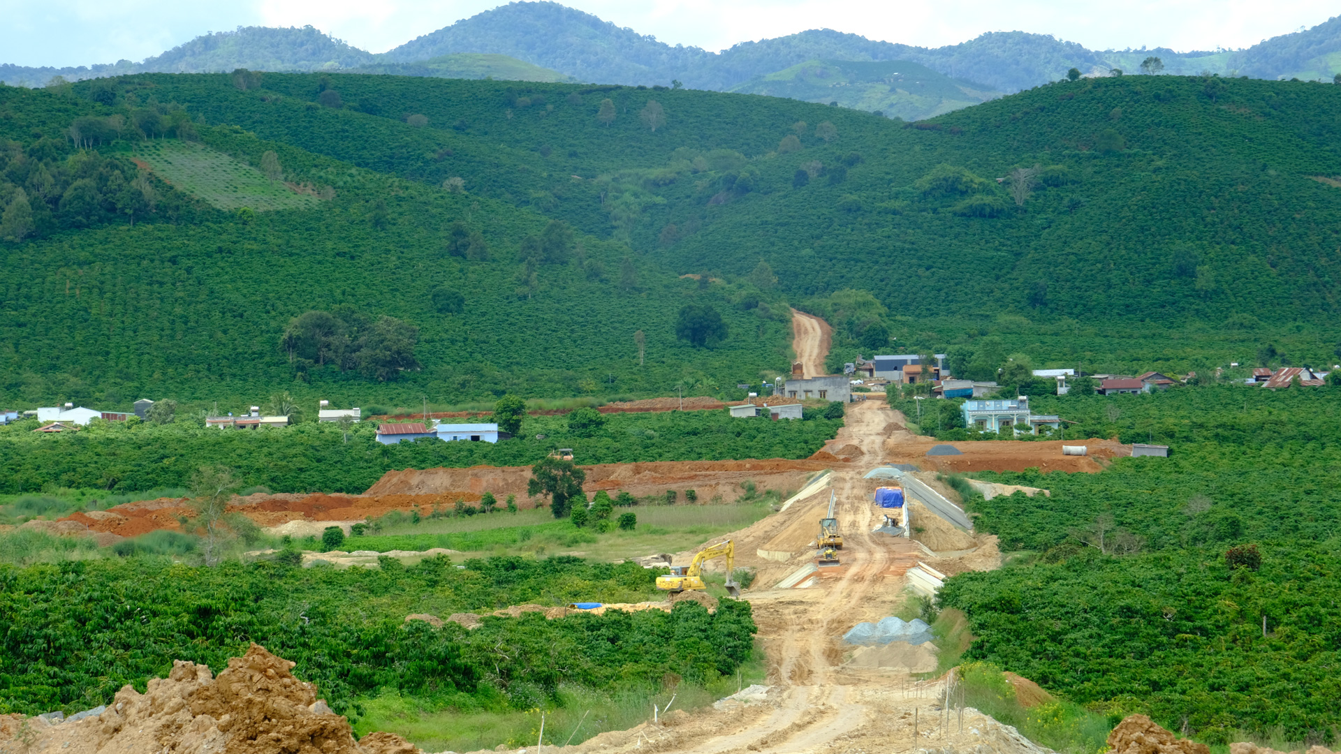 Các đơn vị triển khai thi công đường liên xã Tân Văn - Đạ Đờn