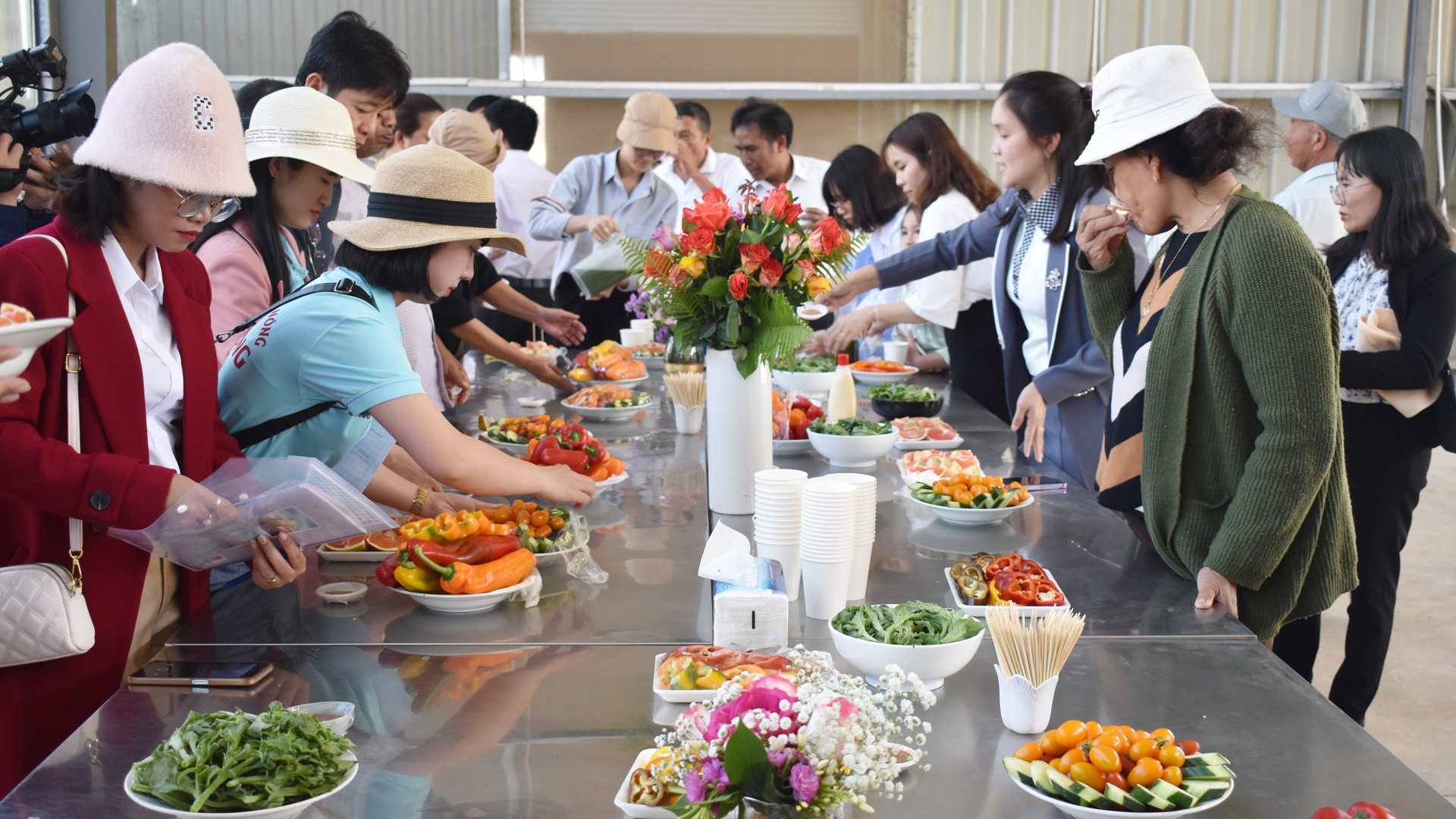 Khách tham quan thưởng thức rau, củ, quả hữu cơ tại khu vườn Công ty Cổ phần 
Chăn nuôi C.P. Việt Nam - Chi nhánh 2 tại Lâm Đồng