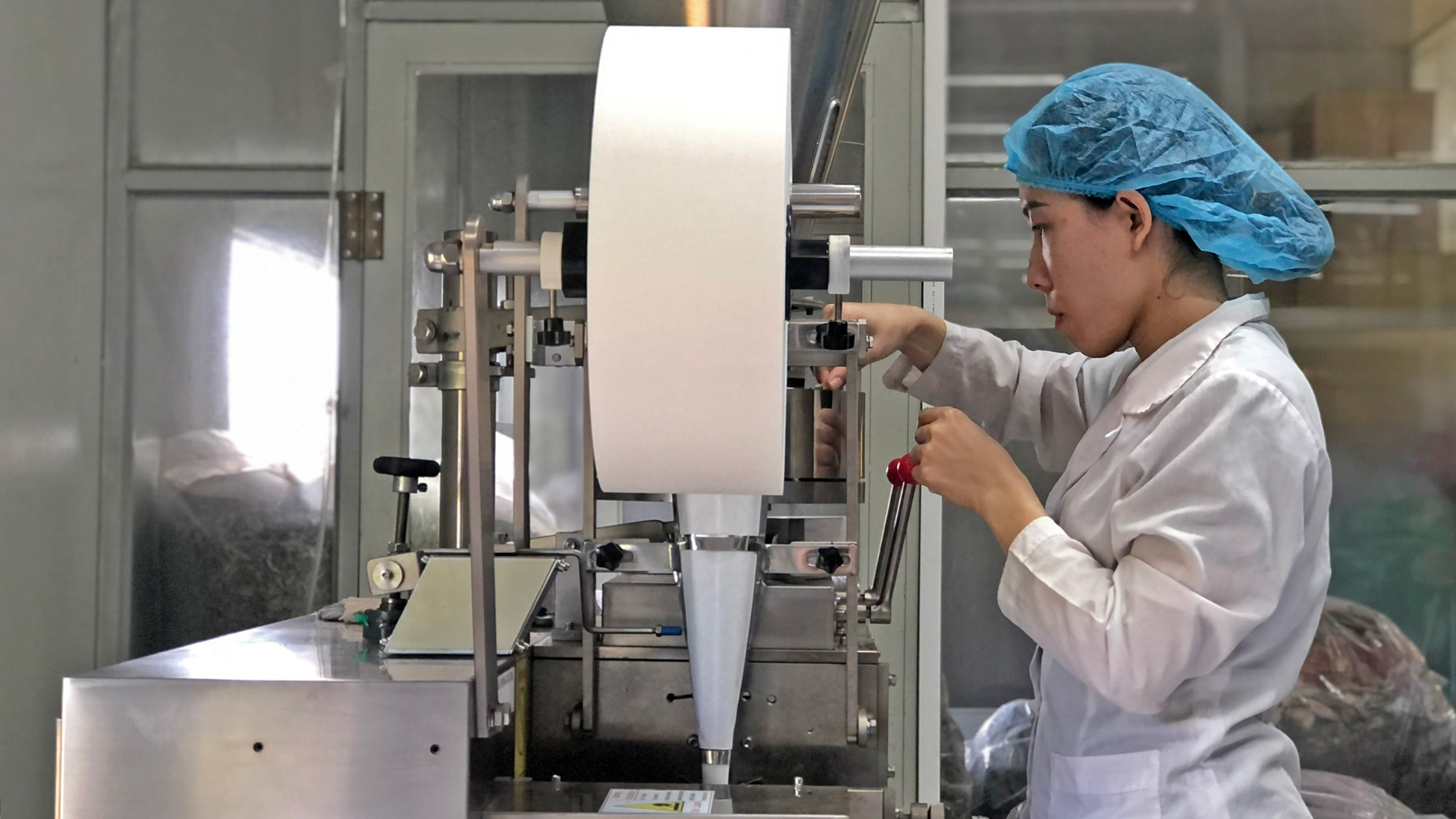 Máy đóng gói trà tự động của Công ty Xuân Thành Trang được Sở Công thương hỗ trợ kinh phí