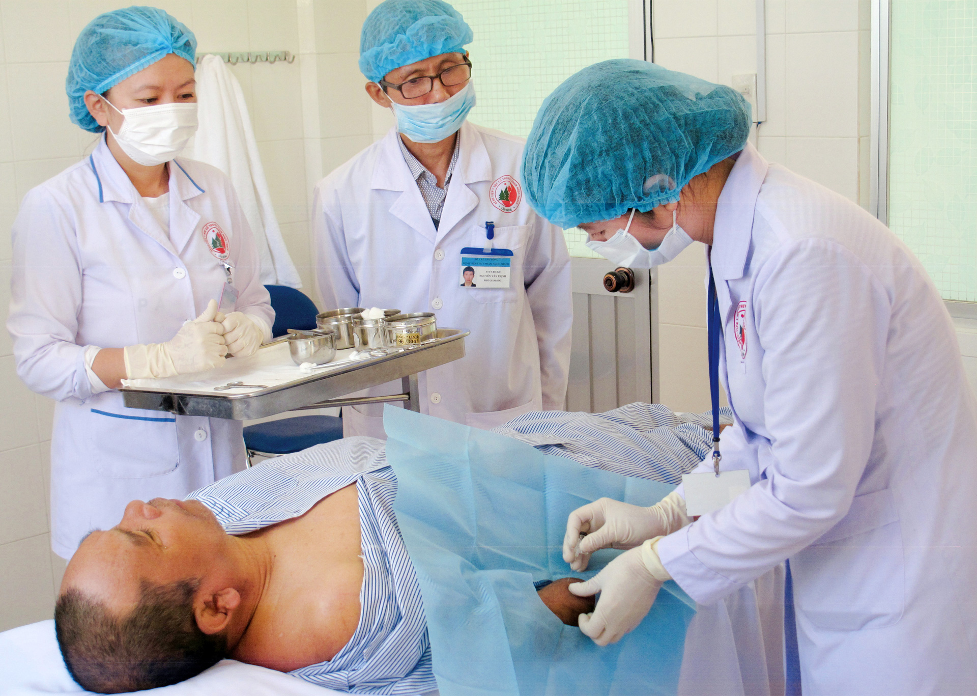 Các bác sĩ Bệnh viện YHCT Phạm Ngọc Thạch Lâm Đồng thực hiện phương pháp cấy chỉ để điều trị mất ngủ cho bệnh nhân