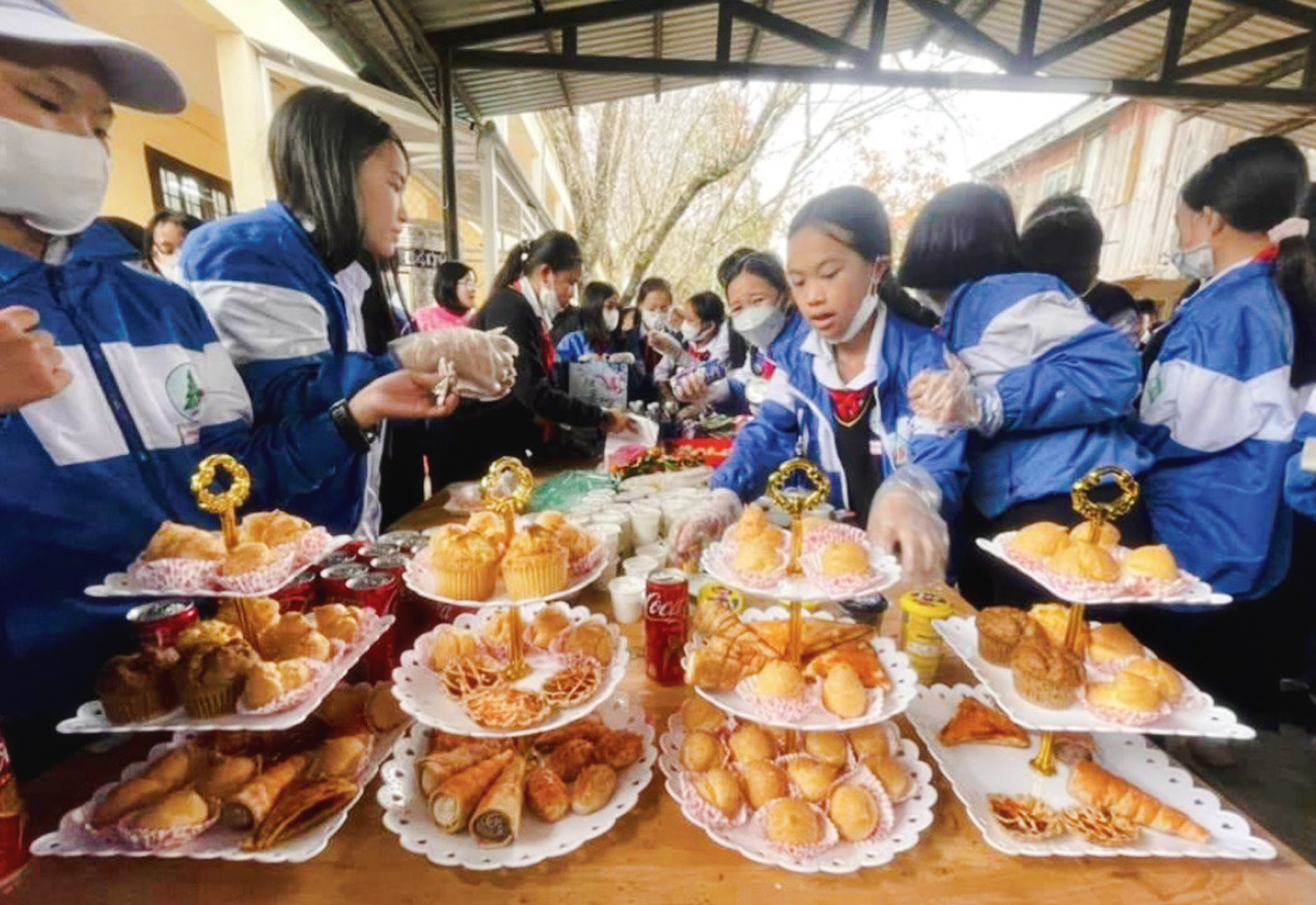 Học sinh tổ chức gian hàng ẩm thực gây quỹ tại Trường THCS Nguyễn Du (TP Đà Lạt)