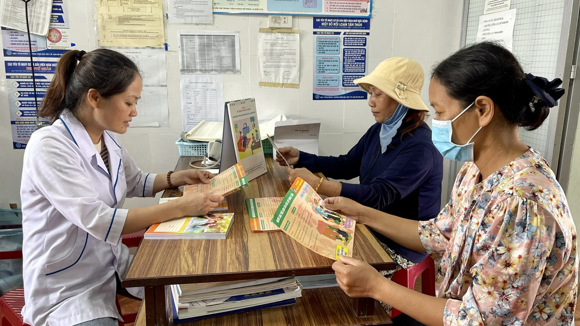 Cán bộ Trạm Y tế xã Phú Hội (Đức Trọng) tư vấn sức khỏe, thông tin về tình hình 
chênh lệch giới tính khi sinh cho phụ nữ trên địa bàn