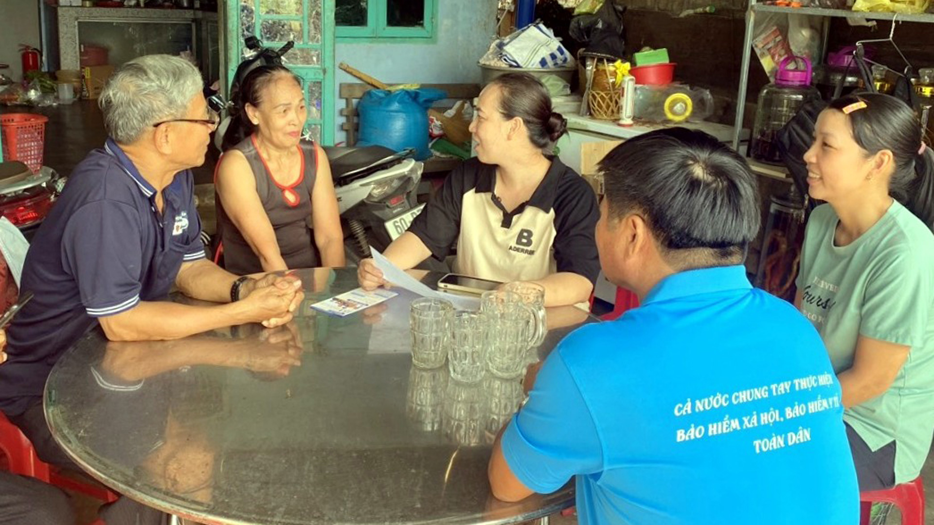Cán bộ, viên chức BHXH huyện Đạ Tẻh phối hợp với nhân viên Bưu điện cùng các thôn trưởng 
đến từng nhà dân ở xã Đạ Lây vận động bà con tham gia BHXH tự nguyện, BHYT hộ gia đình