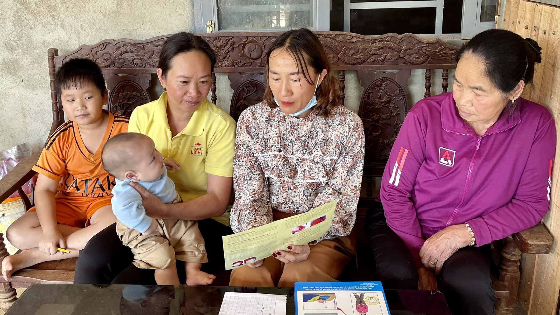 Chị Bùi Thị Minh - chuyên trách Dân số xã Tân Hà (Lâm Hà) đến nhà dân vận động, tuyên truyền về KHHGĐ