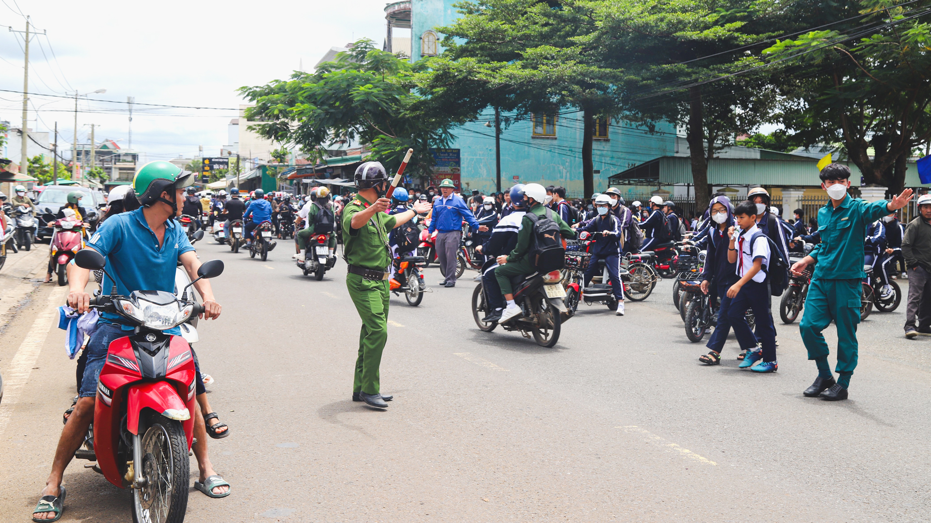 Các lực lượng Công an, Dân quân và Đoàn Thanh niên TP Bảo Lộc tham gia điều tiết, phân luồng giao thông tại cổng trường học giờ cao điểm