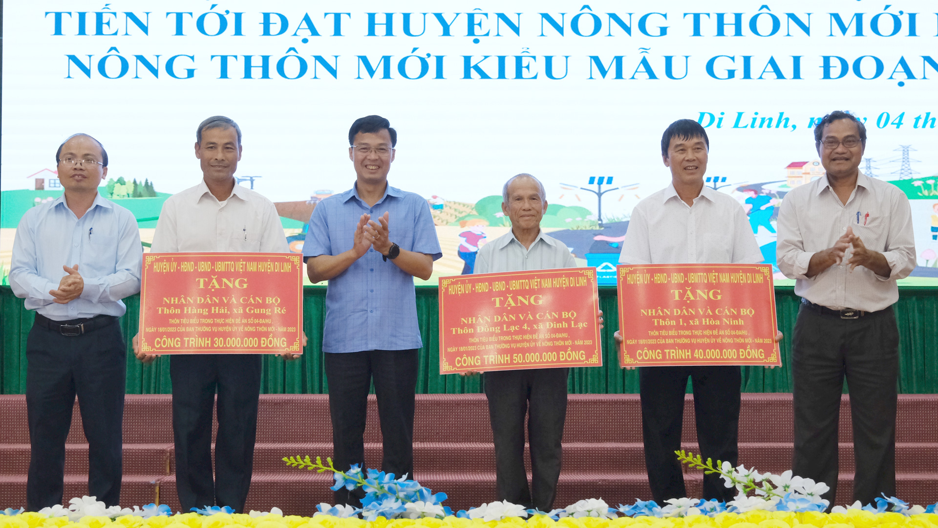 Lãnh đạo huyện Di Linh tặng thưởng 3 công trình cho 3 khu dân cư tiêu biểu trong thực hiện Đề án 04