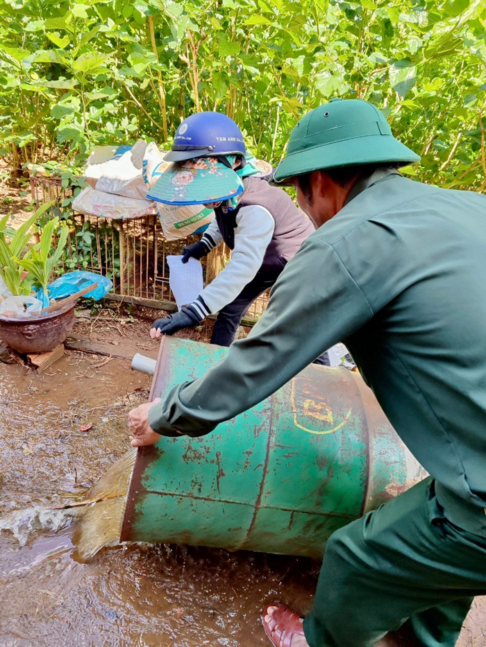 Vệ sinh môi trường, lật úp các thùng chứa nước để diệt lăng quăng, muỗi phòng bệnh SXH