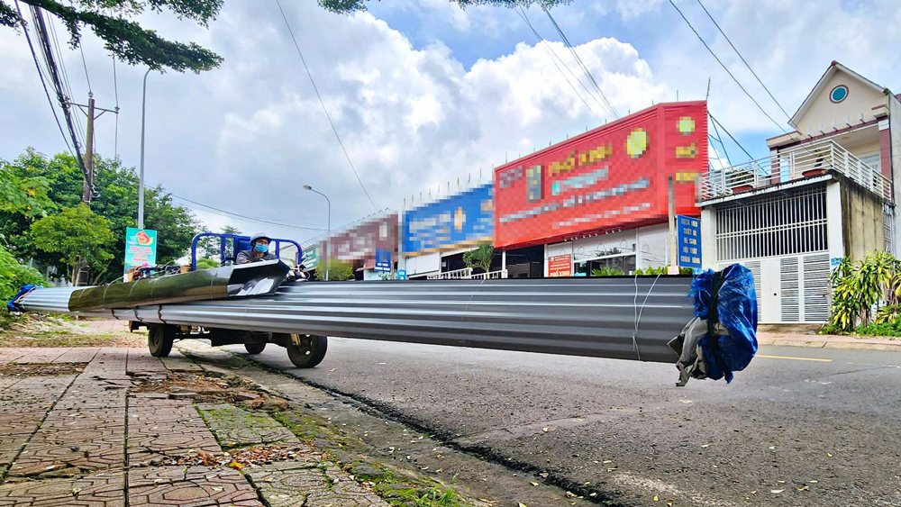 Một xe ba gác chở cuộn tôn dài gần 20 m tiềm ẩn mất an toàn giao thông trên đường Đinh Tiên Hoàng, Phường 2, TP Bảo Lộc ngày 23/9