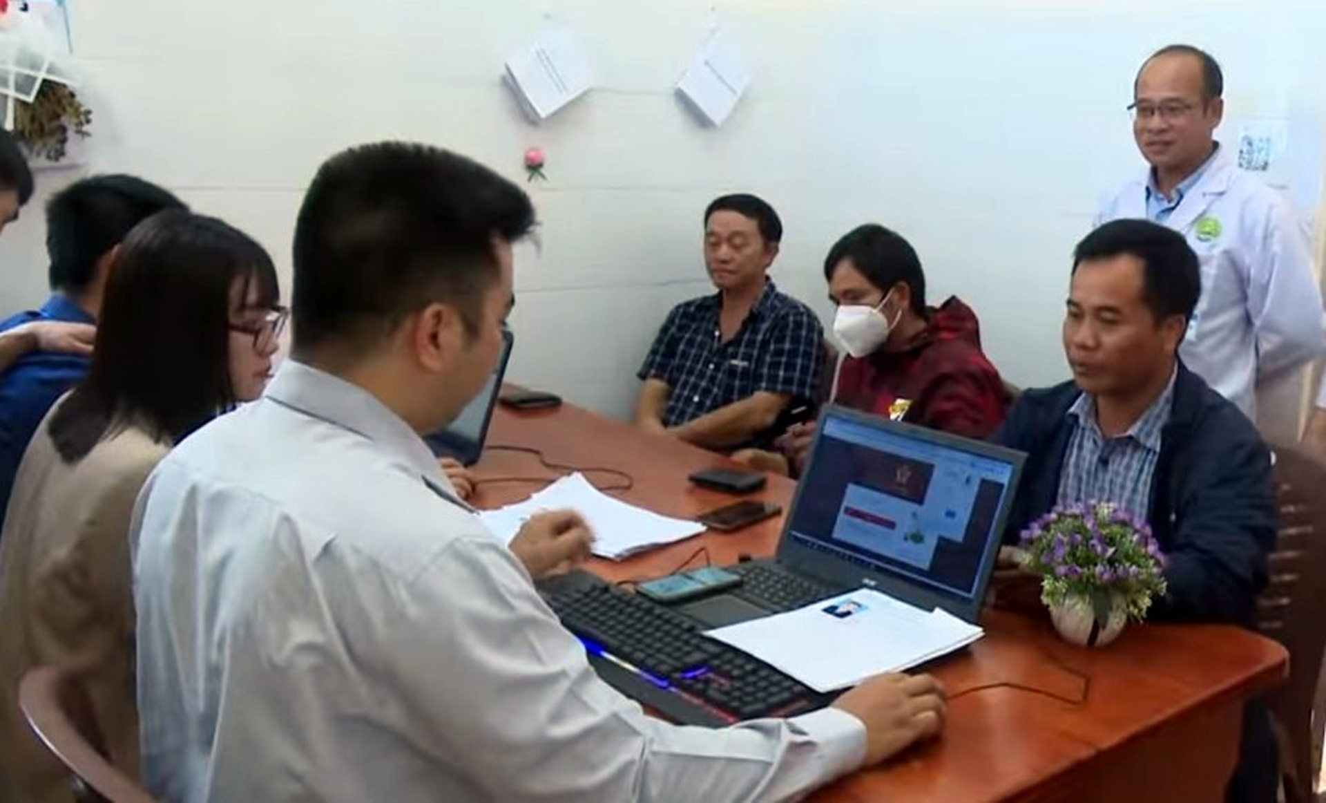 Nhân viên Tổ Công nghệ thông tin - Trung tâm Y tế huyện Di Linh đang hỗ trợ người dân giải quyết cấp đổi GPLX trực tuyến