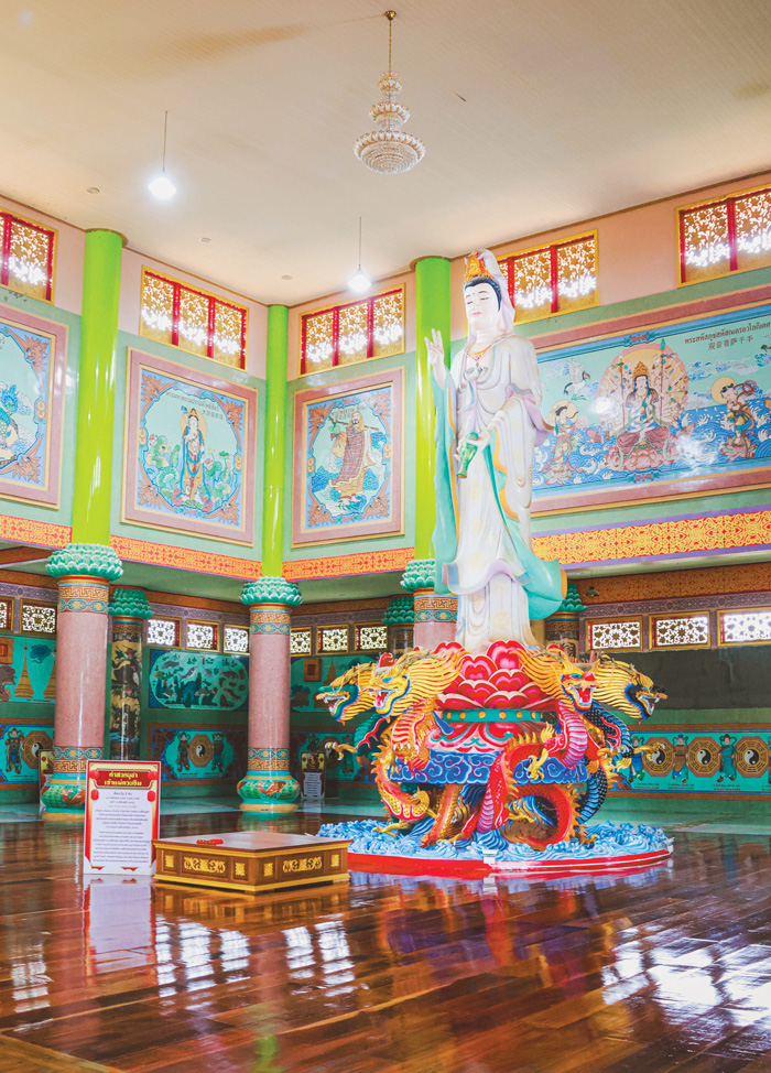 Tượng Phật bà Quan âm bên trong một ngôi chùa Việt