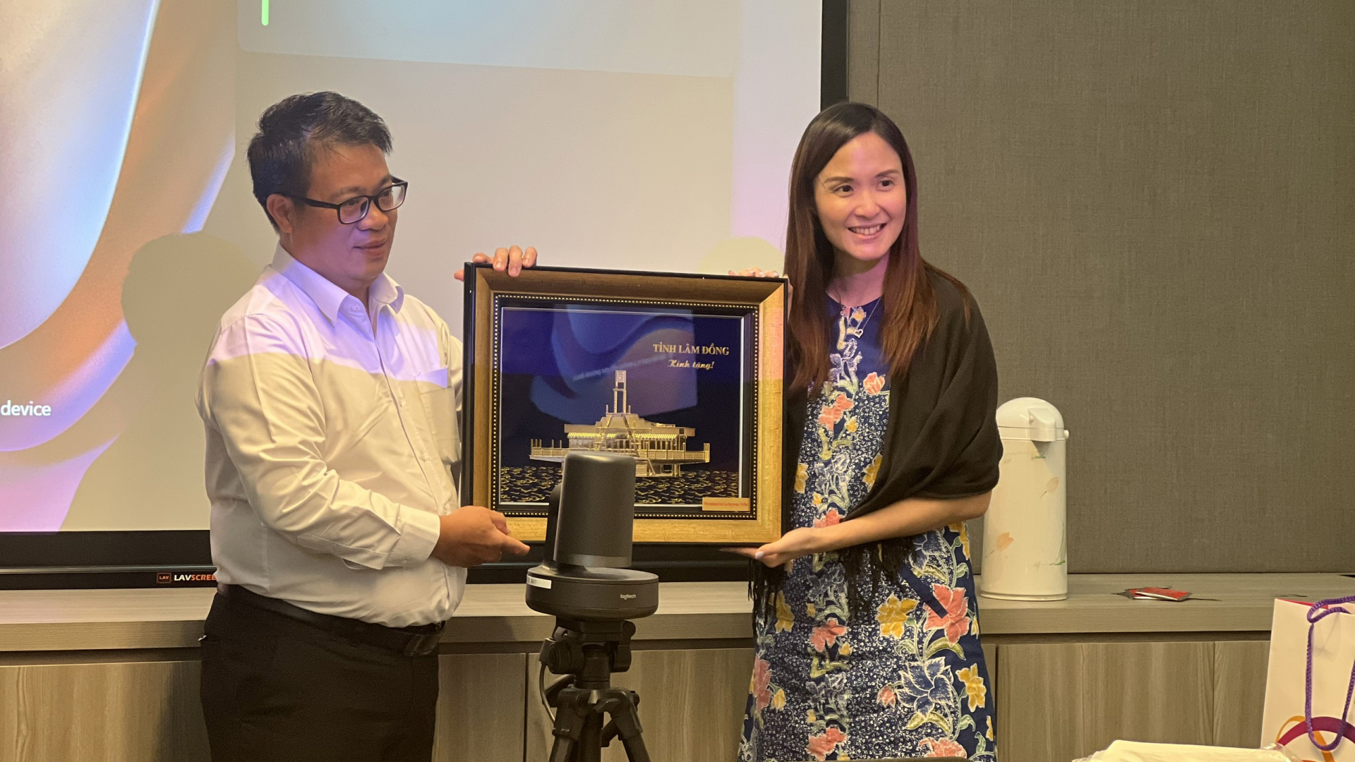 Phó Chủ tịch UBND tỉnh Lâm Đồng trao quà lưu niệm đến bà Alicia Chen – Tổng Giám đốc phát triển thị trường của Changi