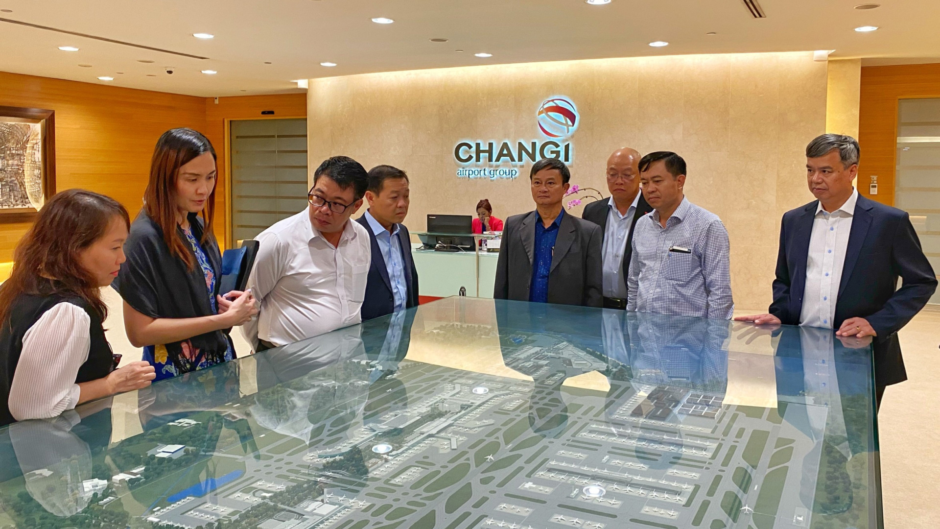 Đoàn công tác tỉnh Lâm Đồng tham quan, học hỏi kinh nghiệm tại Cảng hàng không quốc tế Changi