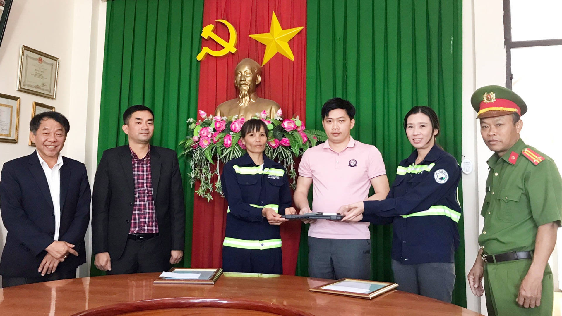 Chị Vũ Thị Thu và chị Khiếu Nữ Thị Thanh Chúc trao trả toàn bộ số tiền cùng laptop và những giấy tờ liên quan cho anh Võ Thanh Vương