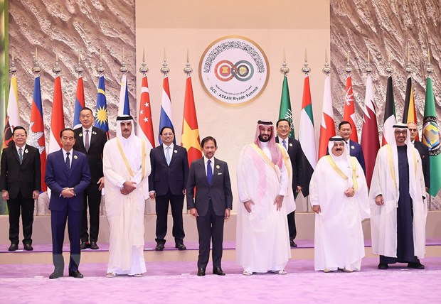 Thủ tướng, Thái tử Saudi Arabia Mohammad bin Salman đón Thủ tướng Phạm Minh Chính và các trưởng đoàn dự Hội nghị Cấp cao ASEAN-GCC