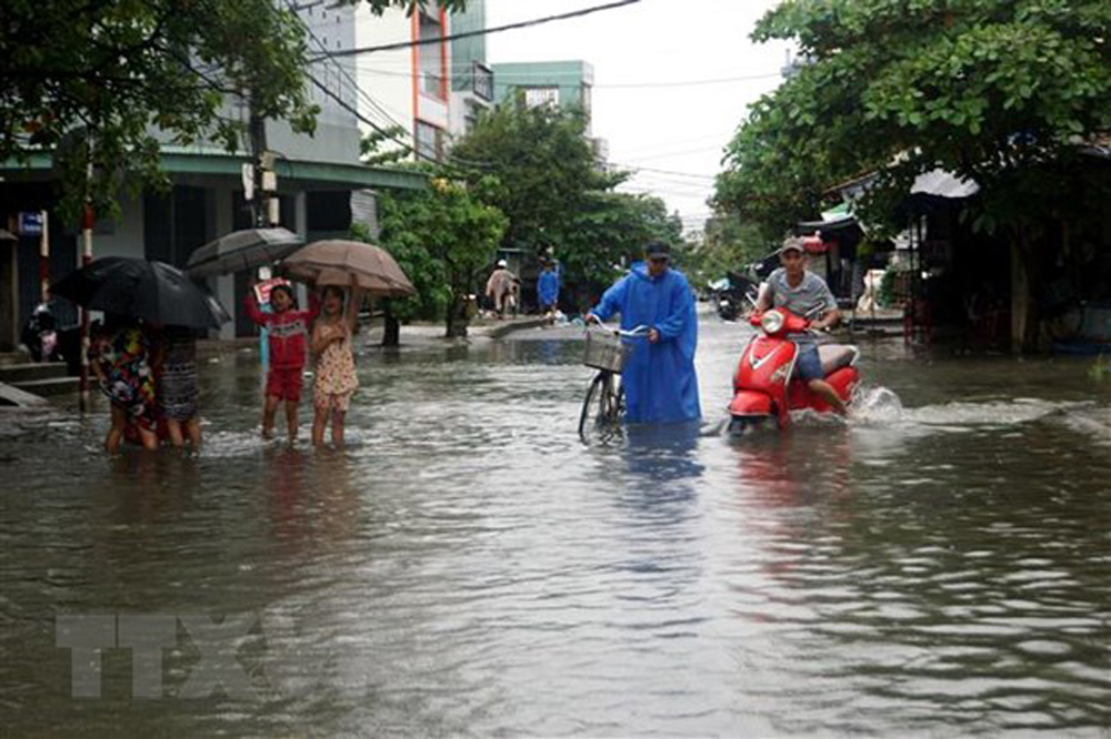 Mưa lớn làm ngập một số con đường trên địa bàn thành phố Tam Kỳ, Quảng Ngãi