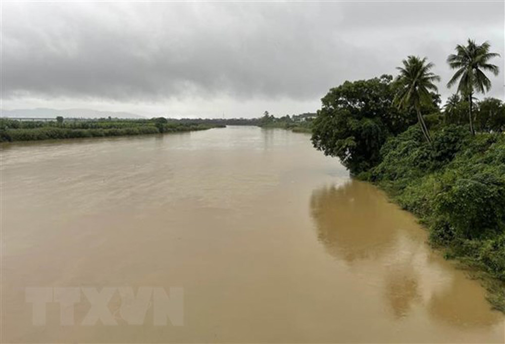 Do mưa lớn, nước sông Trà Khúc qua địa bàn thành phố Quảng Ngãi đang dâng cao