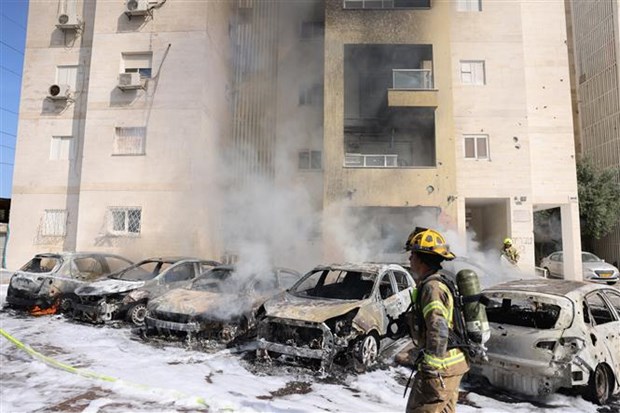 Xe ôtô bị cháy sau cuộc tấn công bằng rocket từ Dải Gaza tại Ashkelon, Israel, ngày 7/10