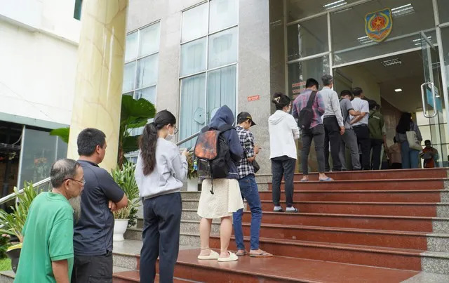 Người dân xếp hàng làm thủ tục yêu cầu cấp phiếu lý lịch tư pháp tại Sở Tư pháp TP HCM