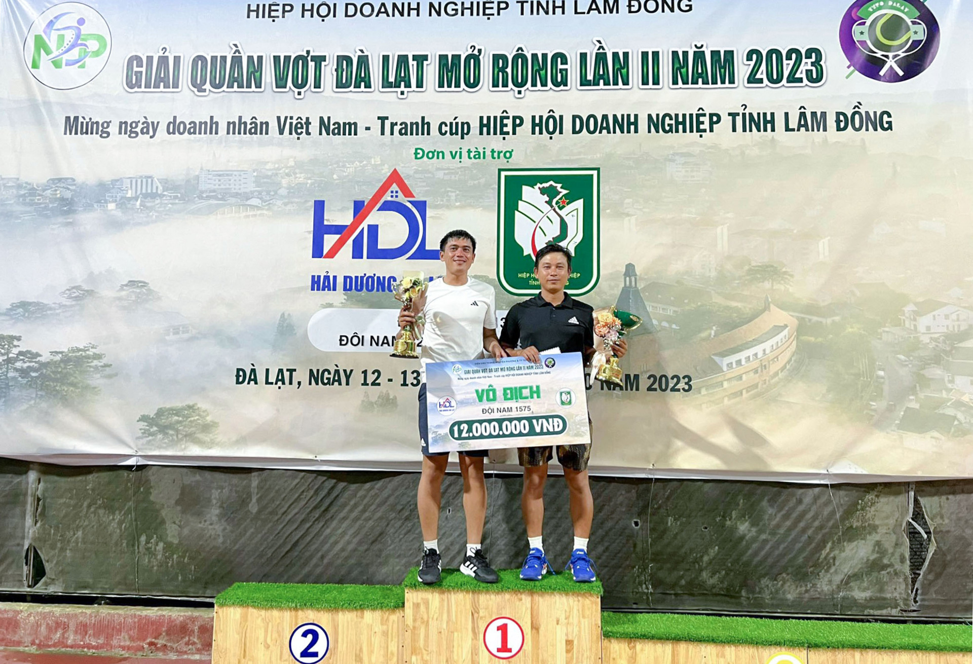 Cặp đôi nam vận động viên đoạt giải vô địch trình 1575 đến từ Khánh Hoà