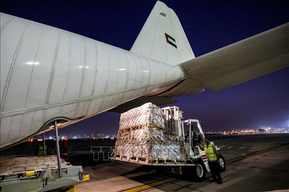 Hàng viện trợ nhân đạo của LHQ cho người dân Dải Gaza được chuyển lên máy bay của Không quân Các tiểu vương quốc Arab Thống nhất tại sân bay quốc tế Dubai để tới Ai Cập, ngày 19/10/2023