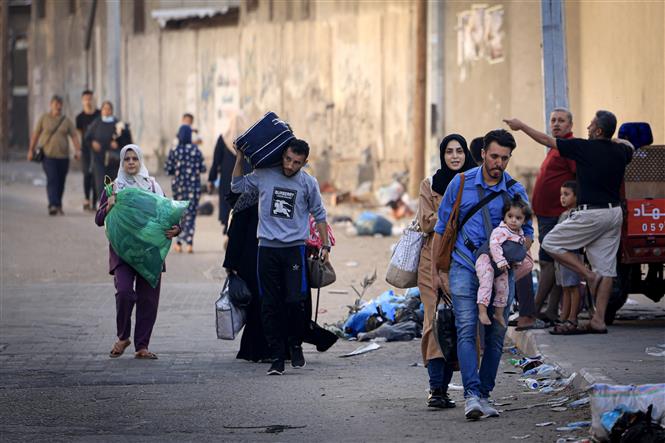 Người dân di dời khỏi thành phố Gaza nhằm tránh xung đột giữa quân đội Israel và phong trào Hamas, ngày 13/10/2023