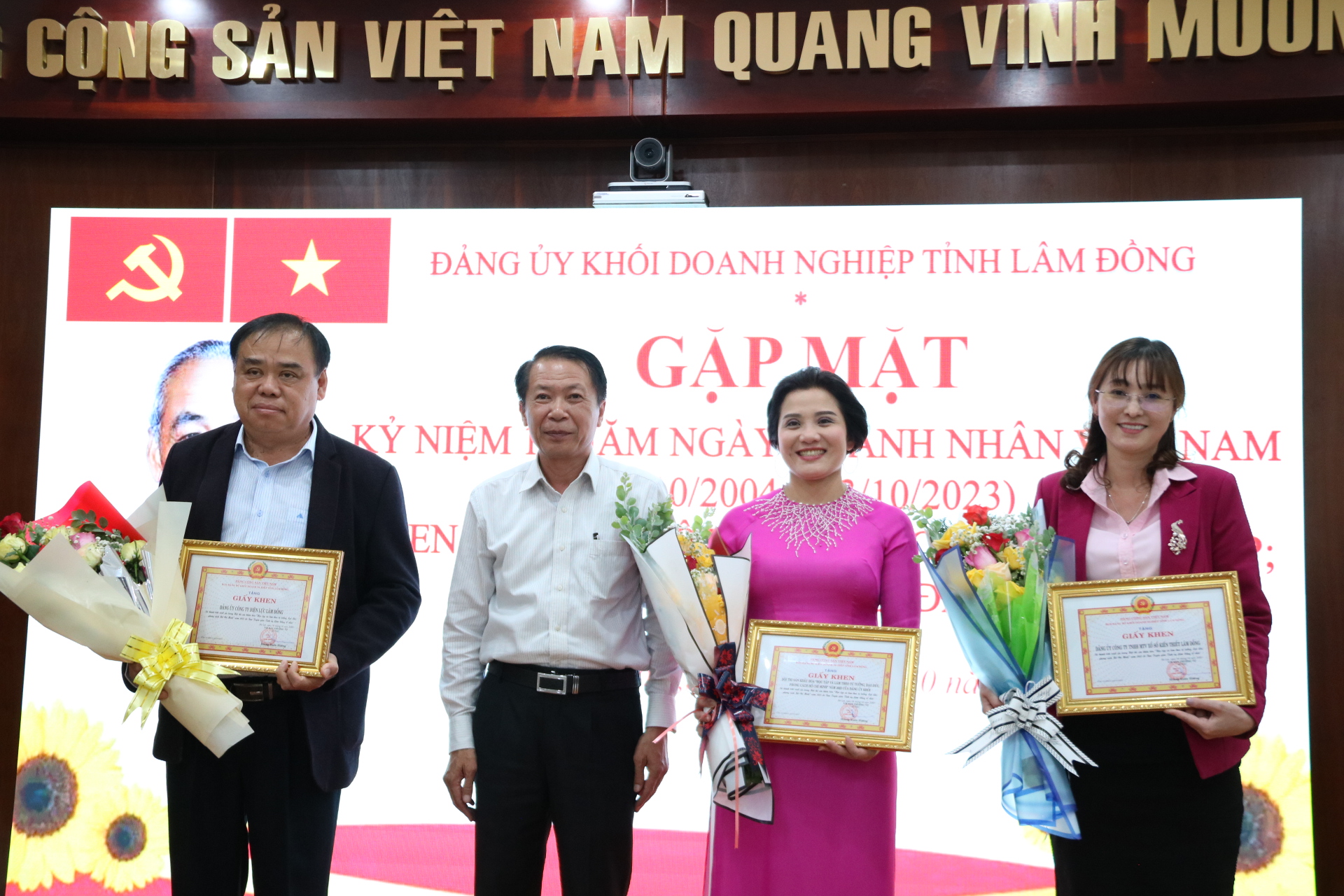 Khen thưởng cho các tập thể có thành tích xuất sắc trong Hội thi sân khấu hoá học tập và làm theo tư tưởng, đạo đức, phong cách Hồ Chí Minh