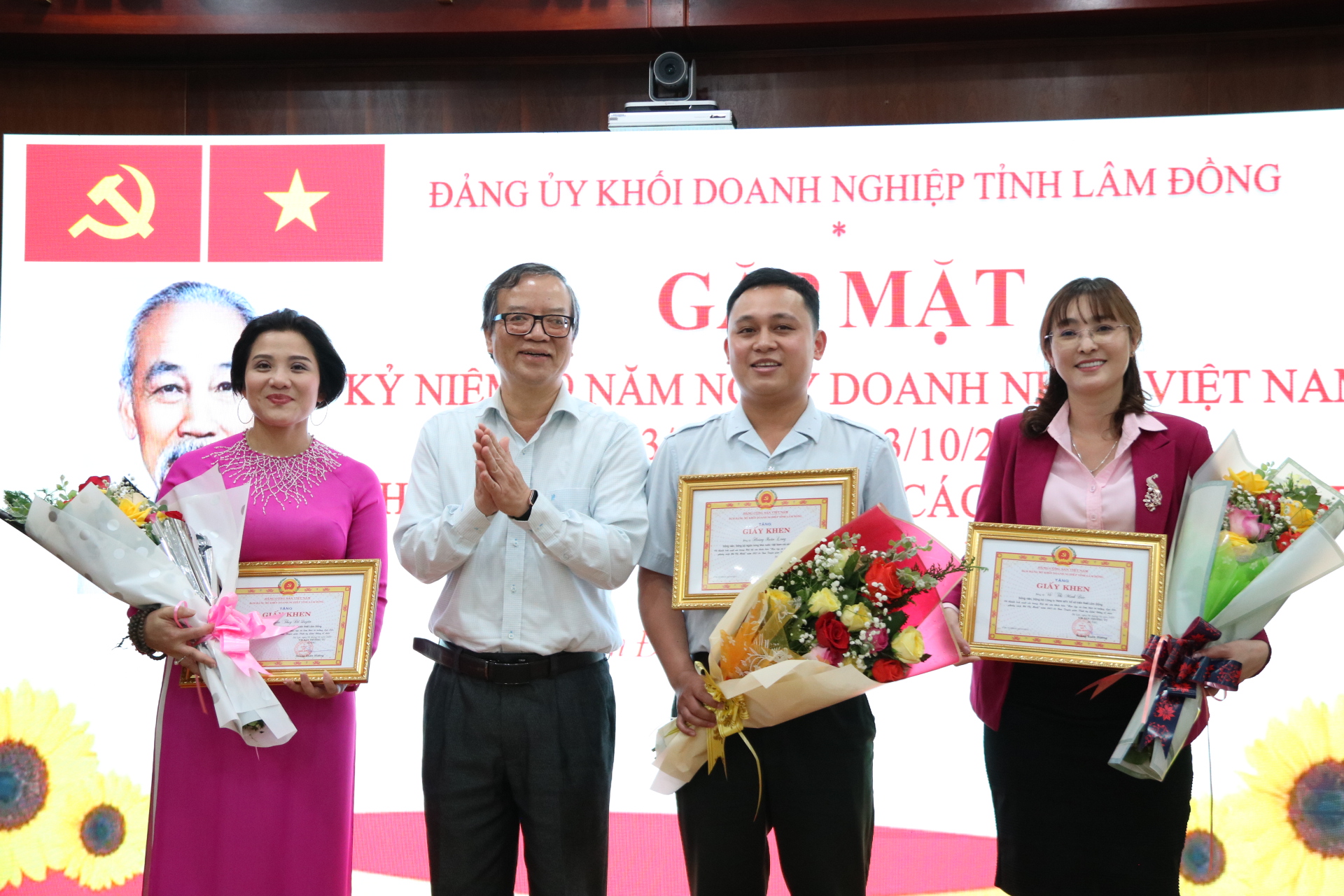 Khen thưởng cho các cá nhân có thành tích xuất sắc trong Hội thi sân khấu hóa học tập và làm theo tư tưởng, đạo đức, phong cách Hồ Chí Minh