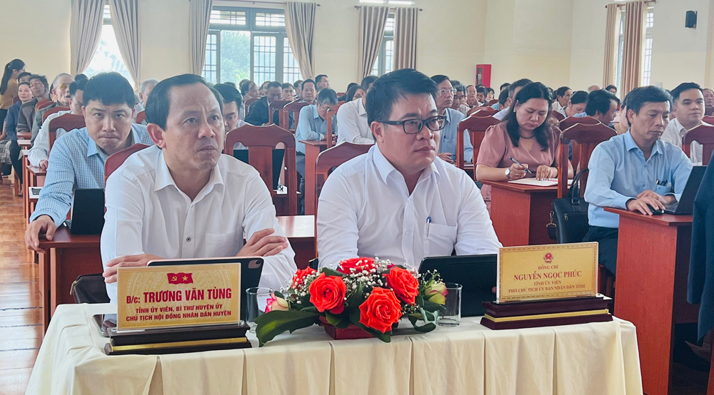 Lãnh đạo tỉnh và lãnh đạo huyện Đơn Dương tham dự tiếp xúc cử tri