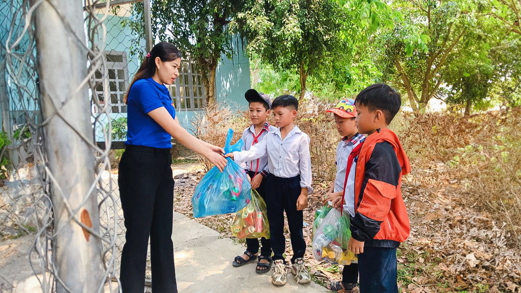 Xã vùng xa học tập và làm theo Bác