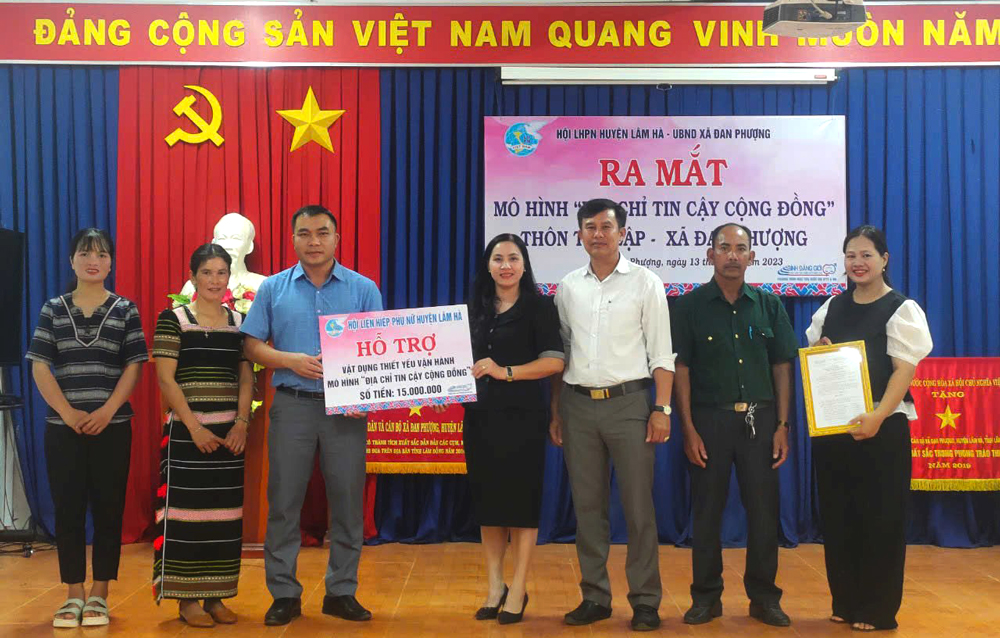Tại lễ ra mắt, Hội Liên hiệp Phụ nữ huyện Lâm Hà đã hỗ trợ các vật dụng thiết yếu để mô hình vận hành với tổng giá trị là 15 triệu đồng