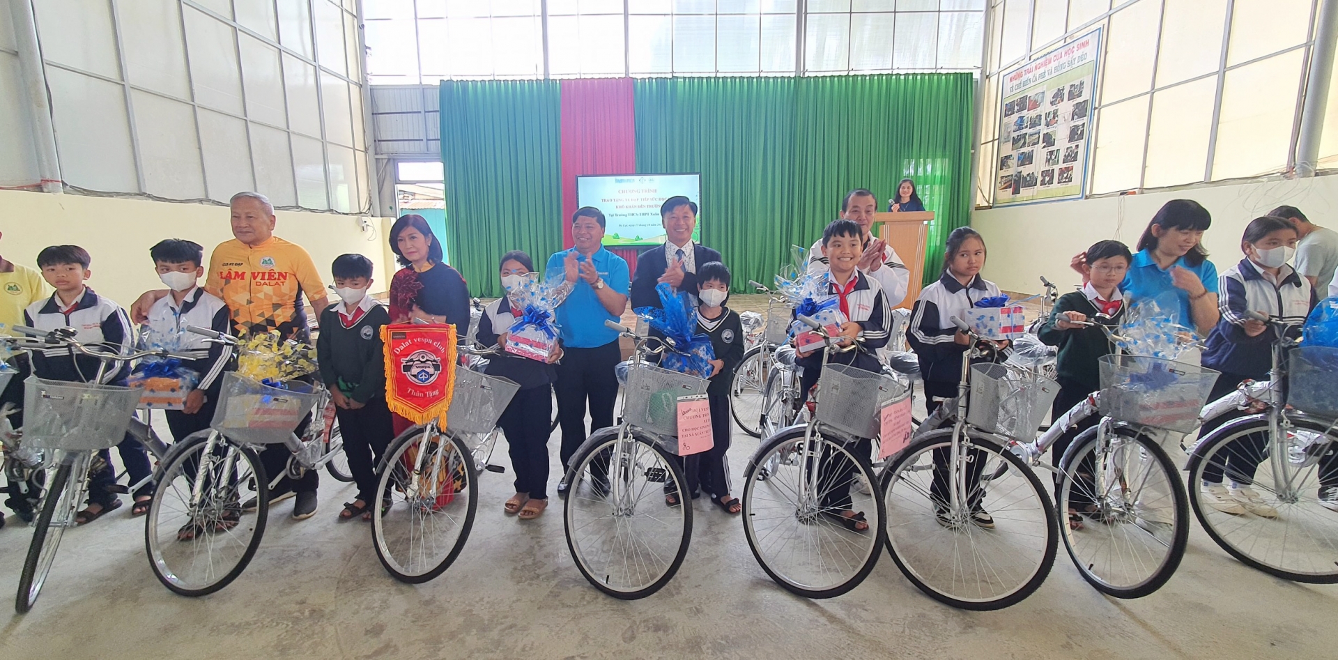 Đại diện Báo Thanh Niên, Phòng Giáo dục Đà Lạt và CLB xe đạpLâm Viên - Đà Lạt trao xe đạp cho học sinh Trường THCS-THPT Xuân Trường 