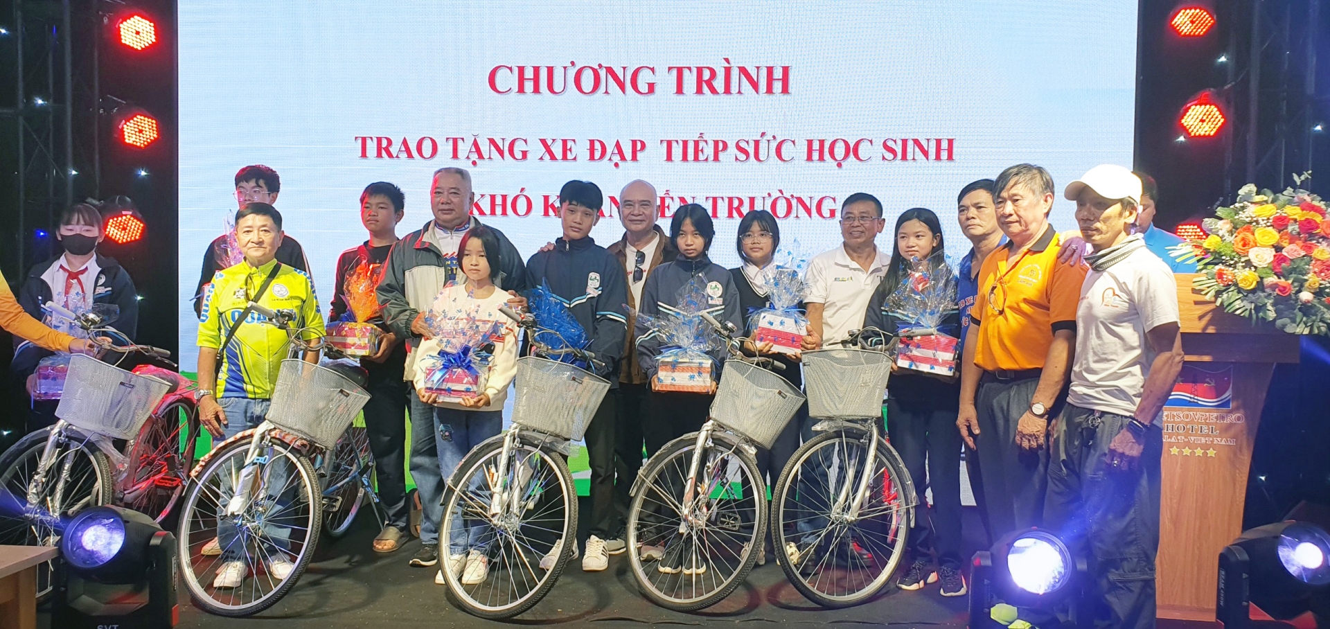 Đại diện các Câu lạc bộ xe đạp của tỉnh Lâm Đồng và các tỉnh bạn trao tặng xe đạp cho học sinh Đà Lạt