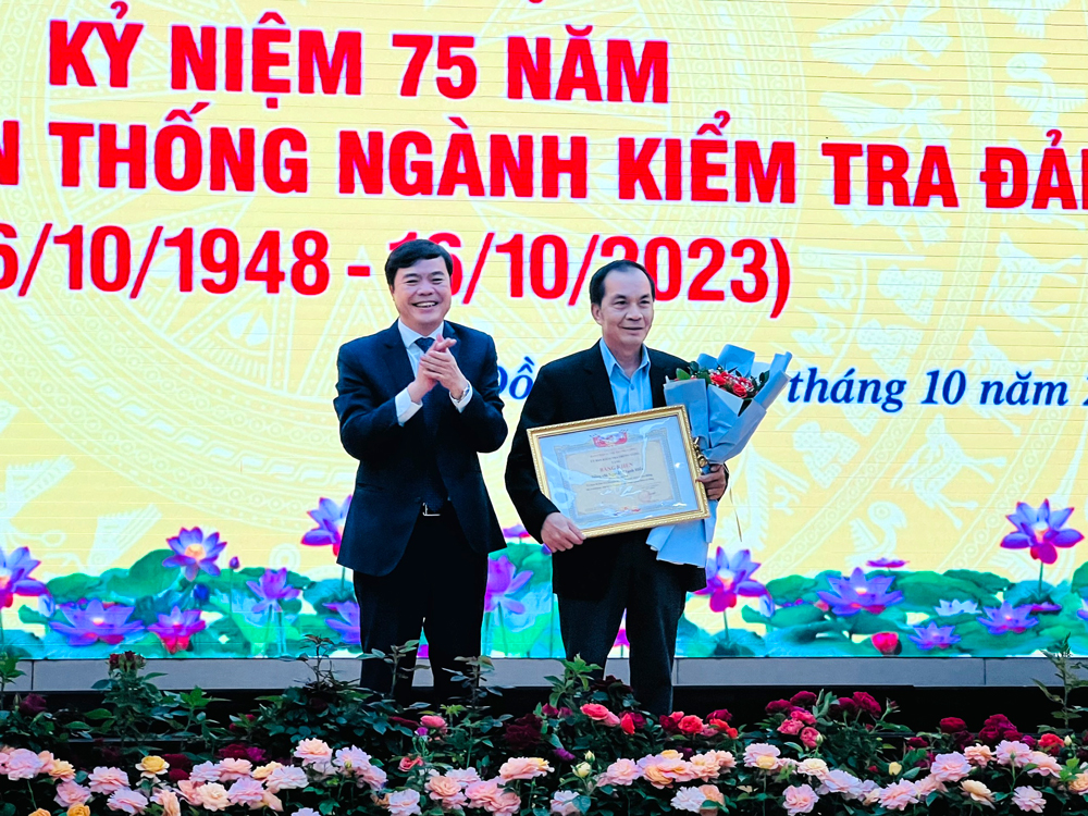 Chủ nhiệm UBKT Tỉnh ủy trao bằng khen của UBKT Trung ương cho đồng chí Nguyễn Mạnh Hiến – Phó Chủ nhiệm UBKT Huyện ủy Đạ Huoai