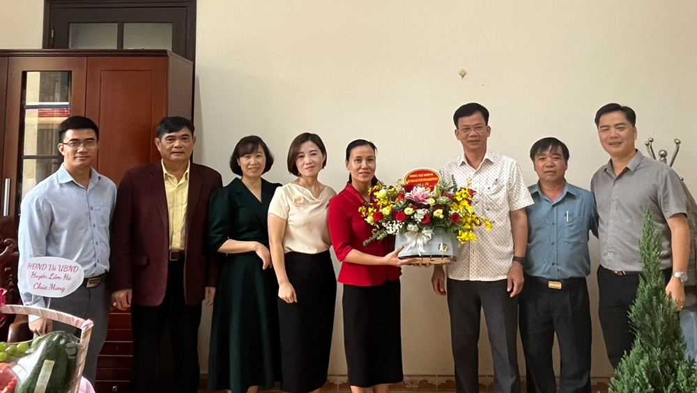 Thường trực Huyện ủy Lâm Hà thăm, tặng hoa chúc mừng