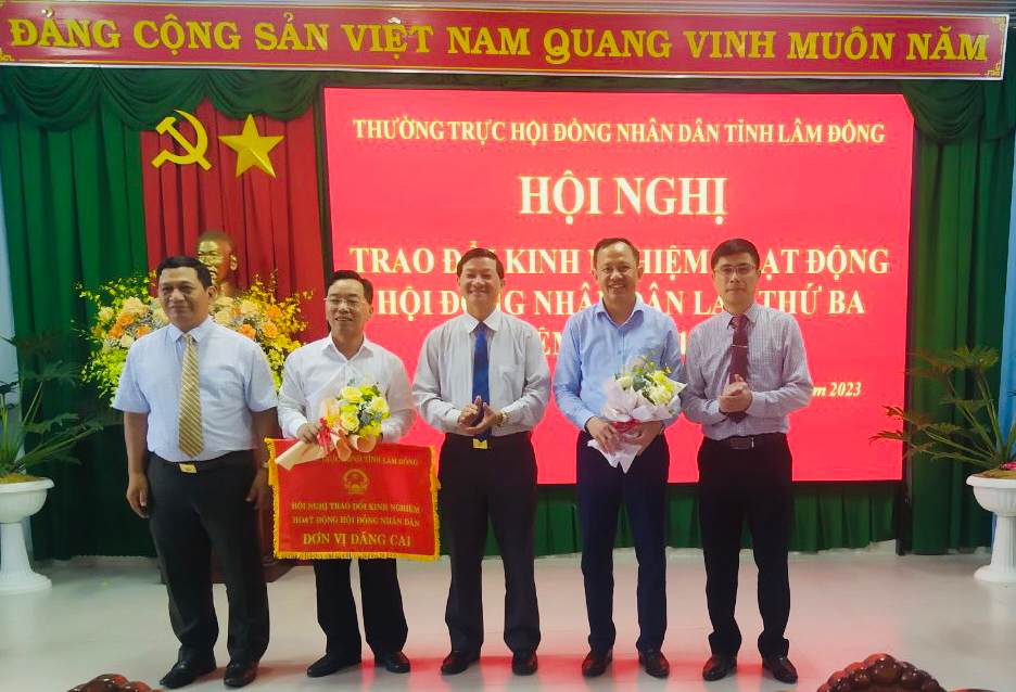 Trao cờ đăng cai tổ chức hội nghị trao đổi kinh nghiệm lần thứ 4 cho huyện Đạ Huoai