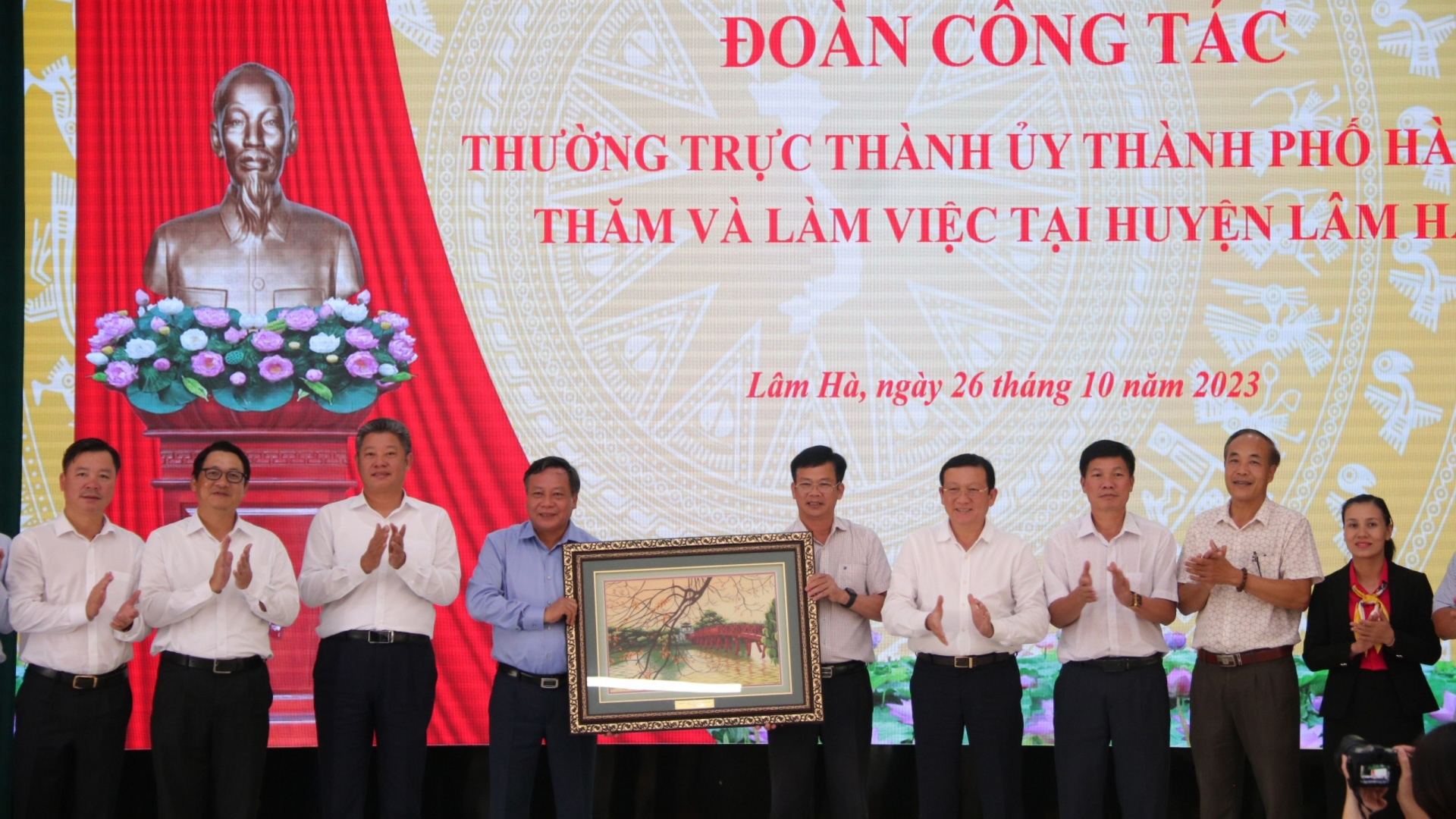 Đoàn công tác Hà Nội tặng quà lưu niệm cho huyện Lâm Hà