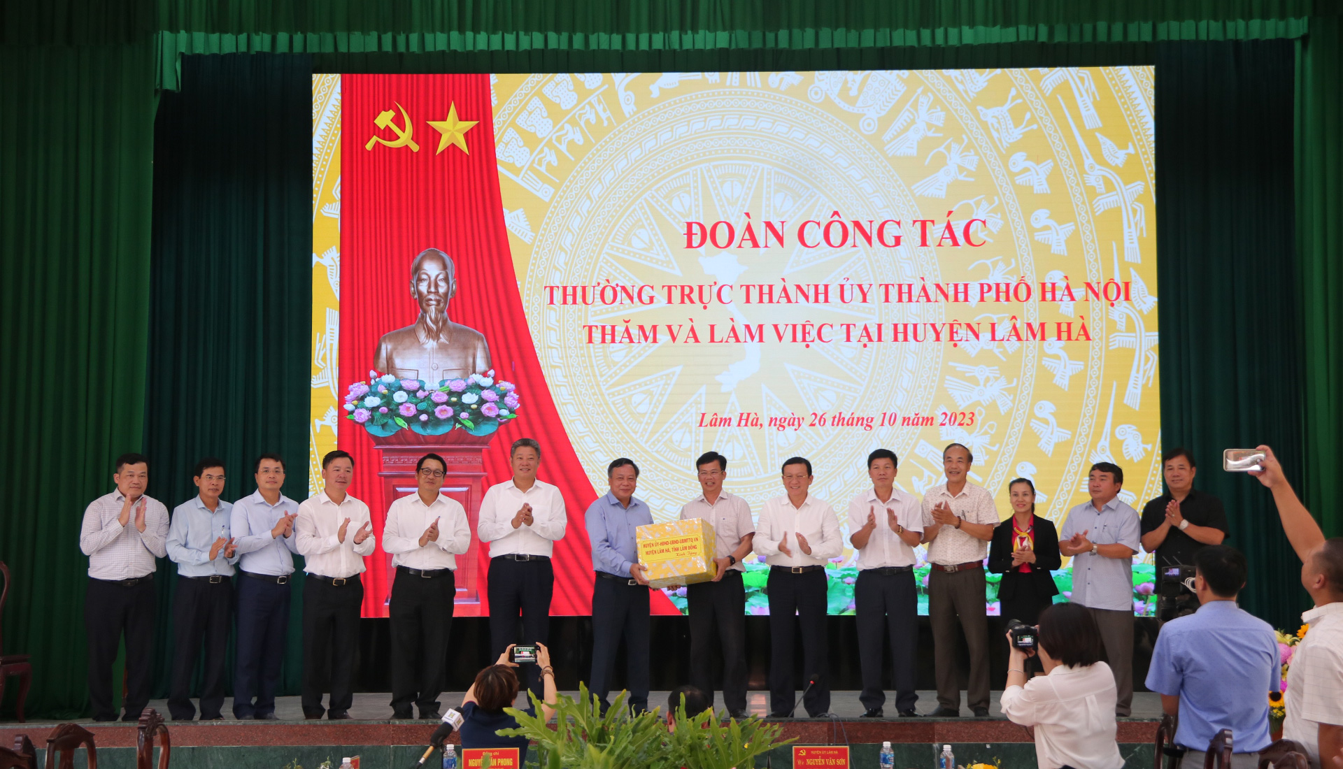 Huyện Lâm Hà trao tặng quà cho đoàn công tác Thường trực Thành ủy Hà Nội
