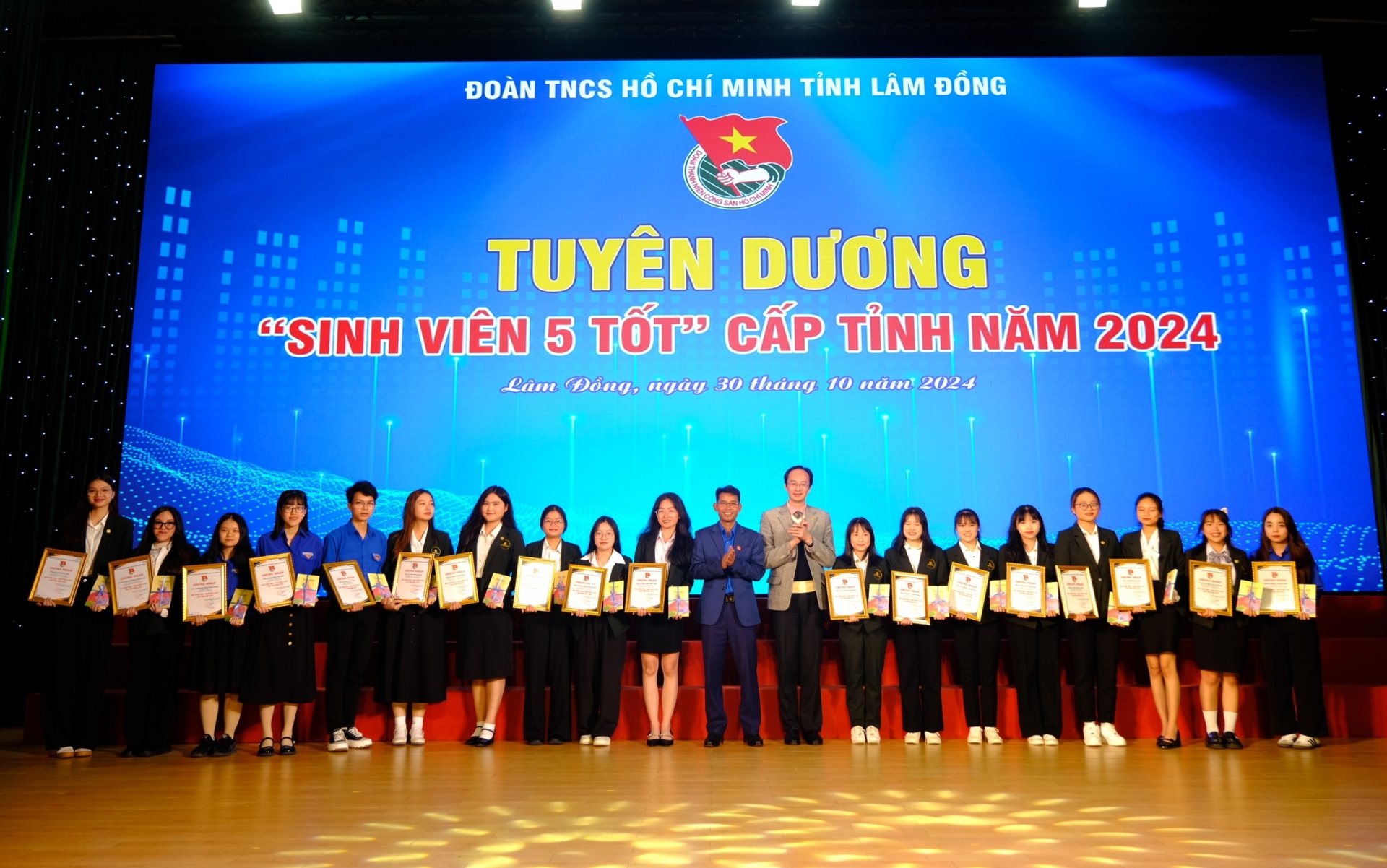 Tuyên dương Thanh niên tiên tiến làm theo lời Bác