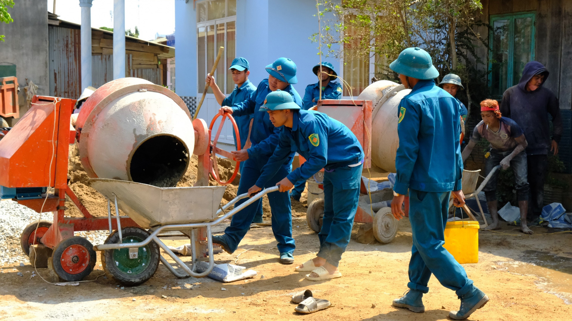 Lực lượng dân quân hỗ trợ bà con Nhân dân Thôn 5, xã Tam Bố, huyện Di Linh làm sân bê tông. Ảnh: V.Quỳnh