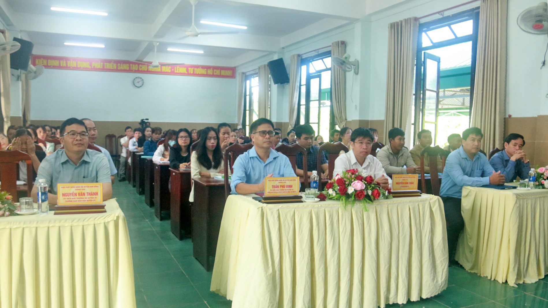 Đồng chí Nguyễn Văn Châu – Bí thư Huyện ủy cùng các lãnh đạo Ban Xây dựng Đảng, Trung tâm chính trị huyện tại lễ khai giảng